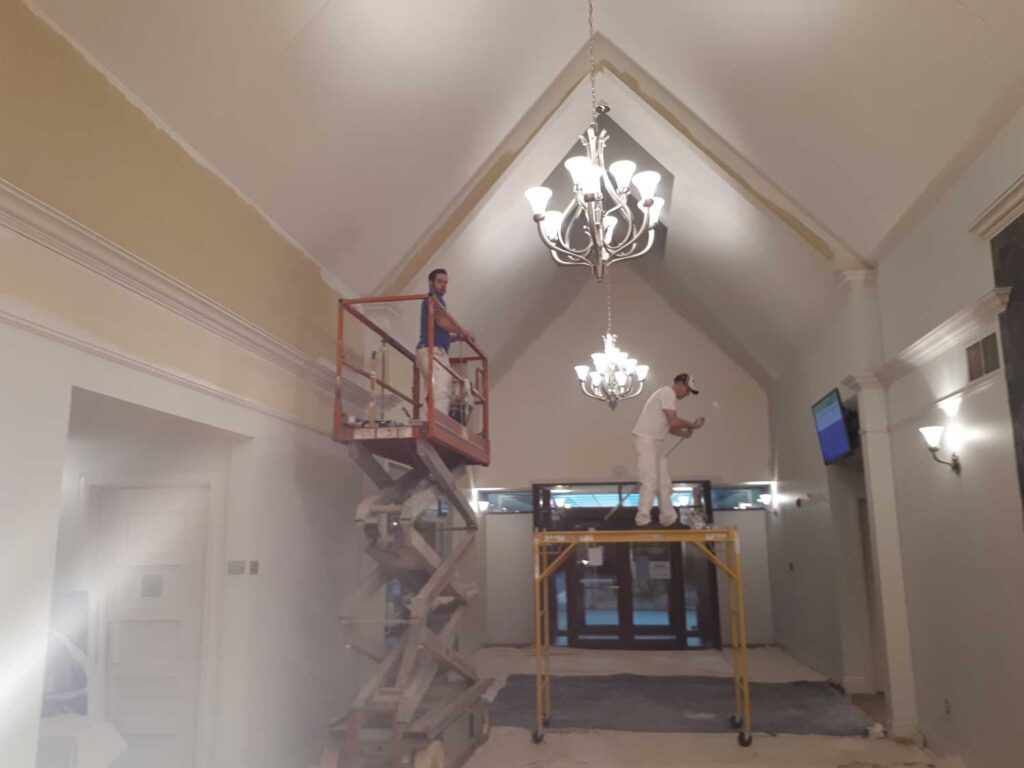 Peinture-de-plafond-en-hauteur-avec-plateforme-élévatrice
